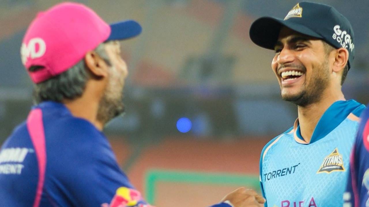 दिल्ली कॅपिटल्स विरुद्ध सामना होणार त्या एक दिवस आधी ही दिलासादायक बातमी मिळाली आहे. शुबमन गिल या सामन्यासाठी सज्ज असल्याचं स्पष्ट केलं आहे. साई सुदर्शनने मंगळवार, 7 एप्रिल रोजी चाहत्यांना ही आनंदाची बातमी दिली. सुदर्शनने स्पष्ट केलं की गिल मानेच्या दुखण्यातून बरा झाला असून दिल्लीविरुद्ध खेळणार आहे.(Photo- Gujarat Titans Twitter)