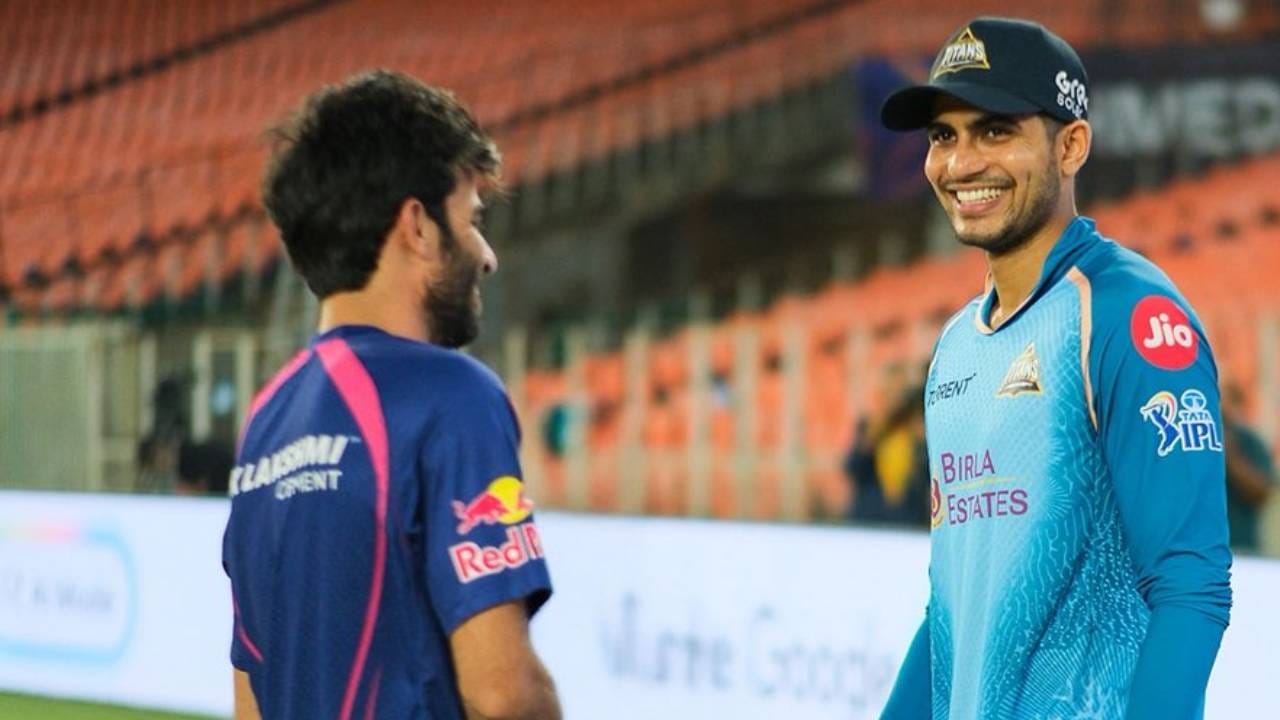 आयपीएल स्पर्धेत गुजरात टायटन्सला पंजाब किंग्स आणि राजस्थान रॉयल्सकडून पराभवाचं तोंड पाहावं लागलं. दोन्ही लढती अतितटीच्या झाल्या पण पदरी निराशा पडली. असं असताना दुसऱ्या सामन्यात शुबमन गिल खेळला नाही. त्याची उणीव भासली. पण तिसऱ्या सामन्यापूर्वी एक दिलासादायक बातमी आहे. (Photo- Gujarat Titans Twitter)