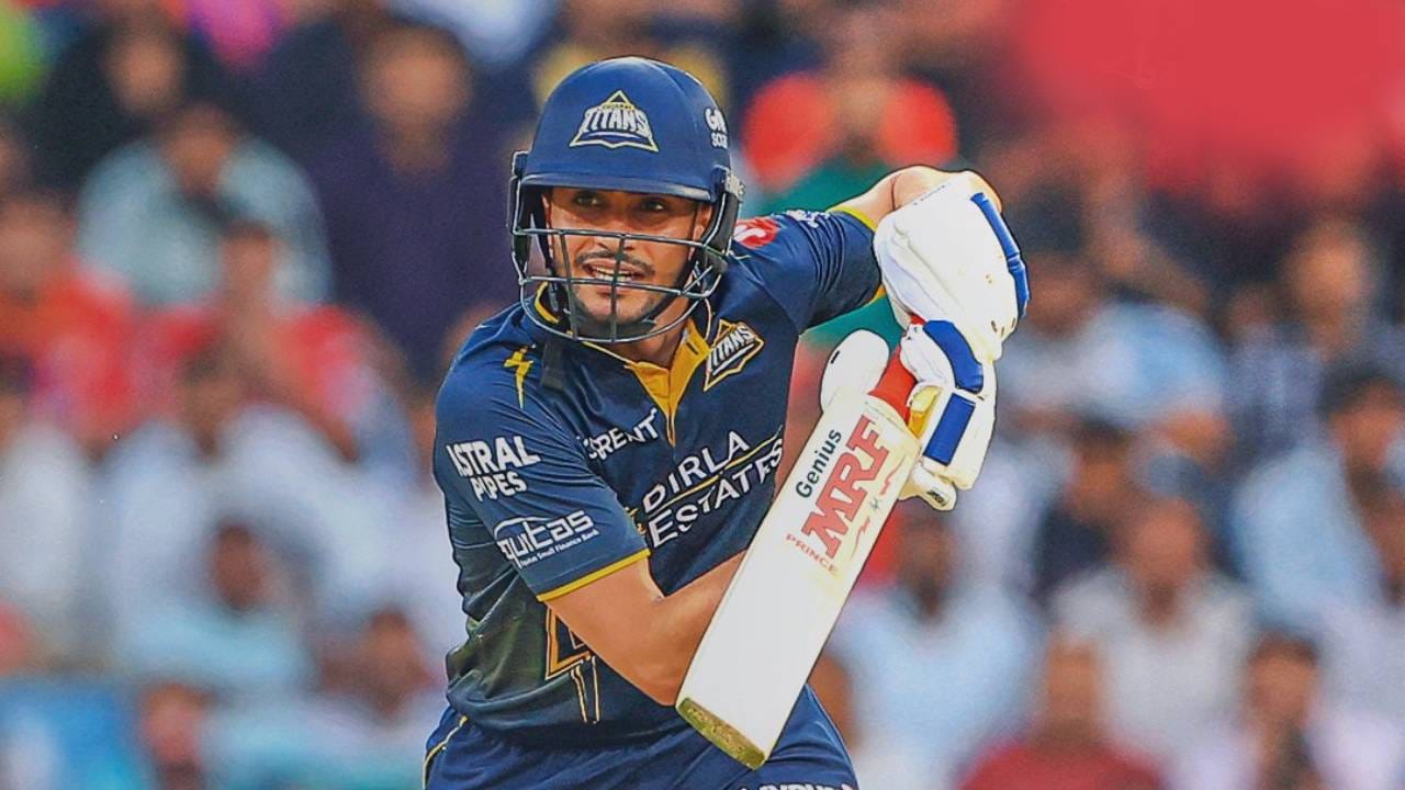 शुबमन गिलने कमी डावात 4000 धावा गाठणारा दुसरा भारतीय फलंदाज ठरला आहे. यासाठी शुबमन गिल 118 डाव खेळला. तर या यादीत केएल राहुल पहिल्या स्थानावर असून त्याने 4000 धावा 105 डावात केल्या होत्या. (Photo- Gujarat Titans Twitter)