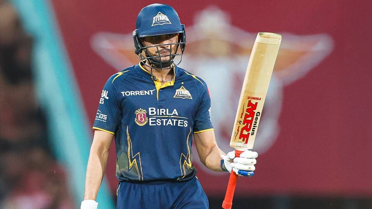 शुबमन गिलने 26 वर्षे आणि 216 दिवसांचा असताना आयपीएल स्पर्धेत 4 हजार धावा पूर्ण केल्या. यासह आयपीएलमध्ये 4 हजार धावा गाठणारा युवा फलंदाज ठरला. यापूर्वी हा विक्रम विराट कोहलीच्या नावावर होता. त्याने 24 वर्षे आणि 195 दिवसांचा असताना हा विक्रम केला होता. (Photo- Gujarat Titans Twitter)