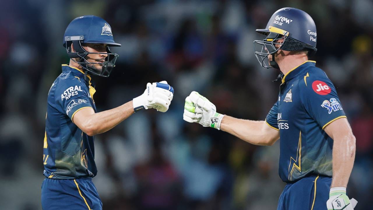 आयपीएल 2026 स्पर्धेत शुबमन गिलला पुन्हा एकदा सूर गवसल्याचं दिसत आहे. या स्पर्धेत त्याने सलग दुसरं अर्धशतक ठोकलं आहे. लखनौ सुपर जायंट्सविरुद्ध 165 धावांचा पाठलाग करताना त्याचं अर्धशतक निर्णायक ठरलं. यावेळी एक मोठा विक्रम रचला. (Photo- Gujarat Titans Twitter)