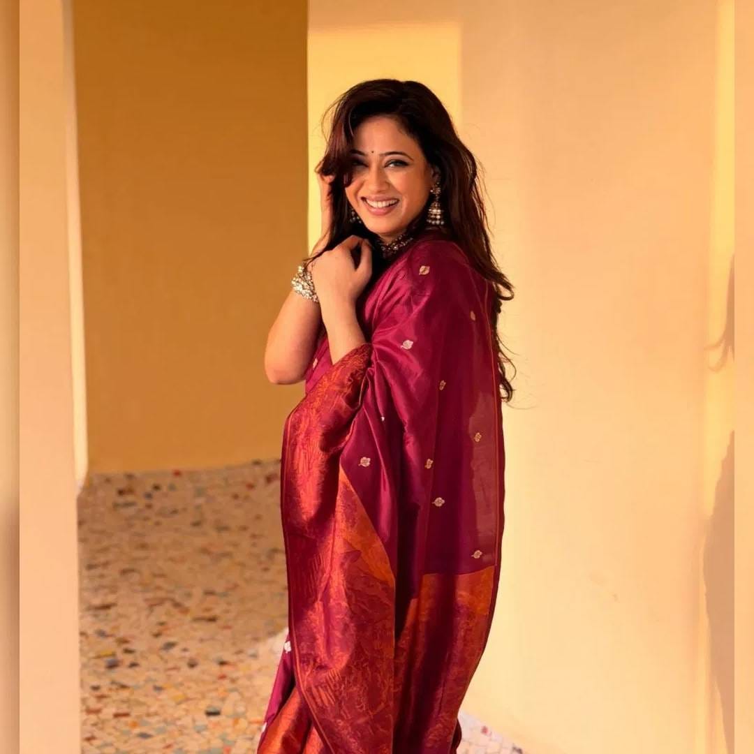 श्वेता तिवारीने मरुन कलरची बनारसी साडी नेसली आहे. या साडीवर रेशम धाग्यांचं वर्क केलेलं आहे. त्यामुळे साडीला सिंपल आणि सोबर लूक आला आहे. पदर आणि बॉर्डरला ऑरेंज कलरचा टच आहे.