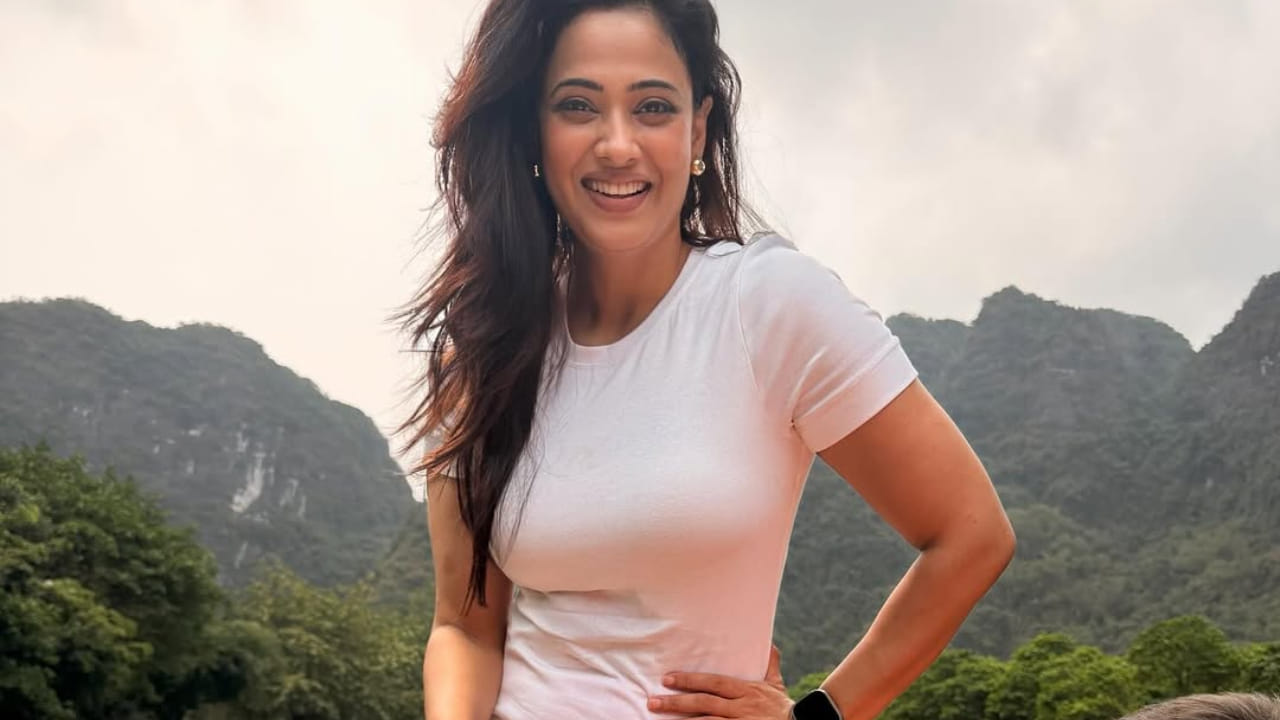 टीव्ही इंडस्ट्रीतील लोकप्रिय अभिनेत्री श्वेता तिवारी पुन्हा एकदा सोशल मीडियावर चर्चेत आली आहे. तब्बल 25 वर्षांपूर्वी कसौटी जिंदगी के या मालिकेत ‘प्रेरणा’ची भूमिका साकारत तिने प्रेक्षकांच्या मनावर राज्य केलं होतं. आजही तिच्या सौंदर्यात आणि आकर्षणात कोणतीही कमतरता दिसत नाही.