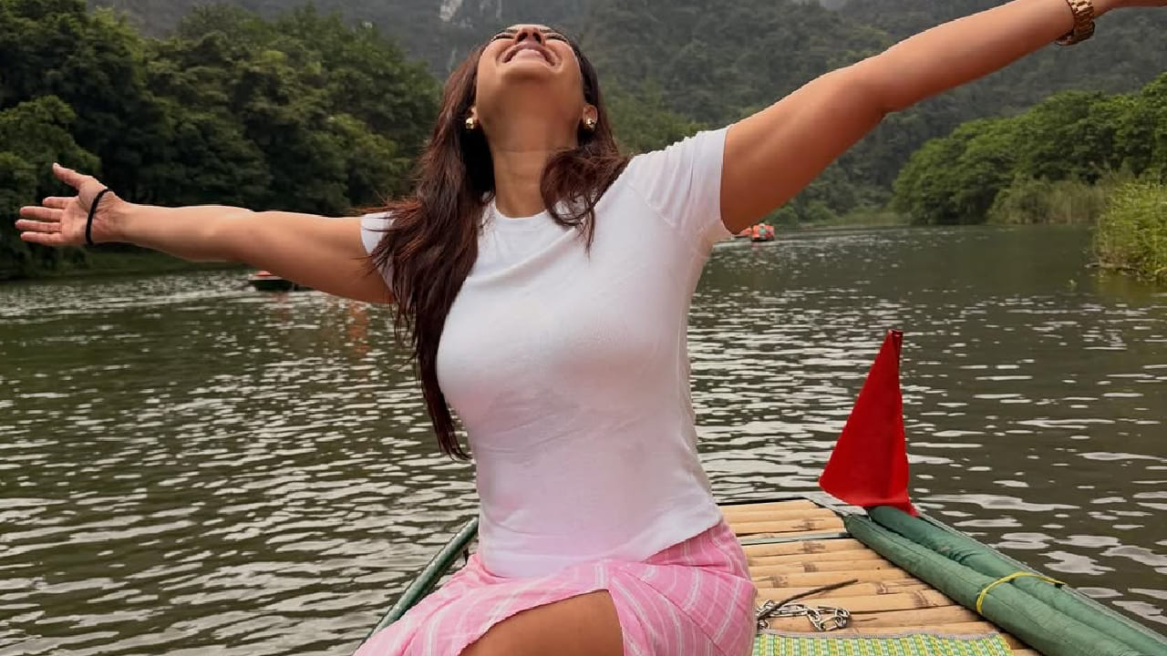 श्वेता तिवारी सोशल मीडियावर एखादी पोस्ट शेअर करताच तिच्या चाहत्यांमध्ये मोठी चर्चा रंगते. अलीकडेच तिने तिच्या मुलासोबतच्या व्हेकेशनचे काही फोटो शेअर केले. या फोटोंमध्ये ती बोटवर बसून स्टायलिश पोज देताना दिसते. तिचा हा अंदाज पाहून चाहत्यांनी अक्षरशः कौतुकाचा वर्षाव केला आहे.