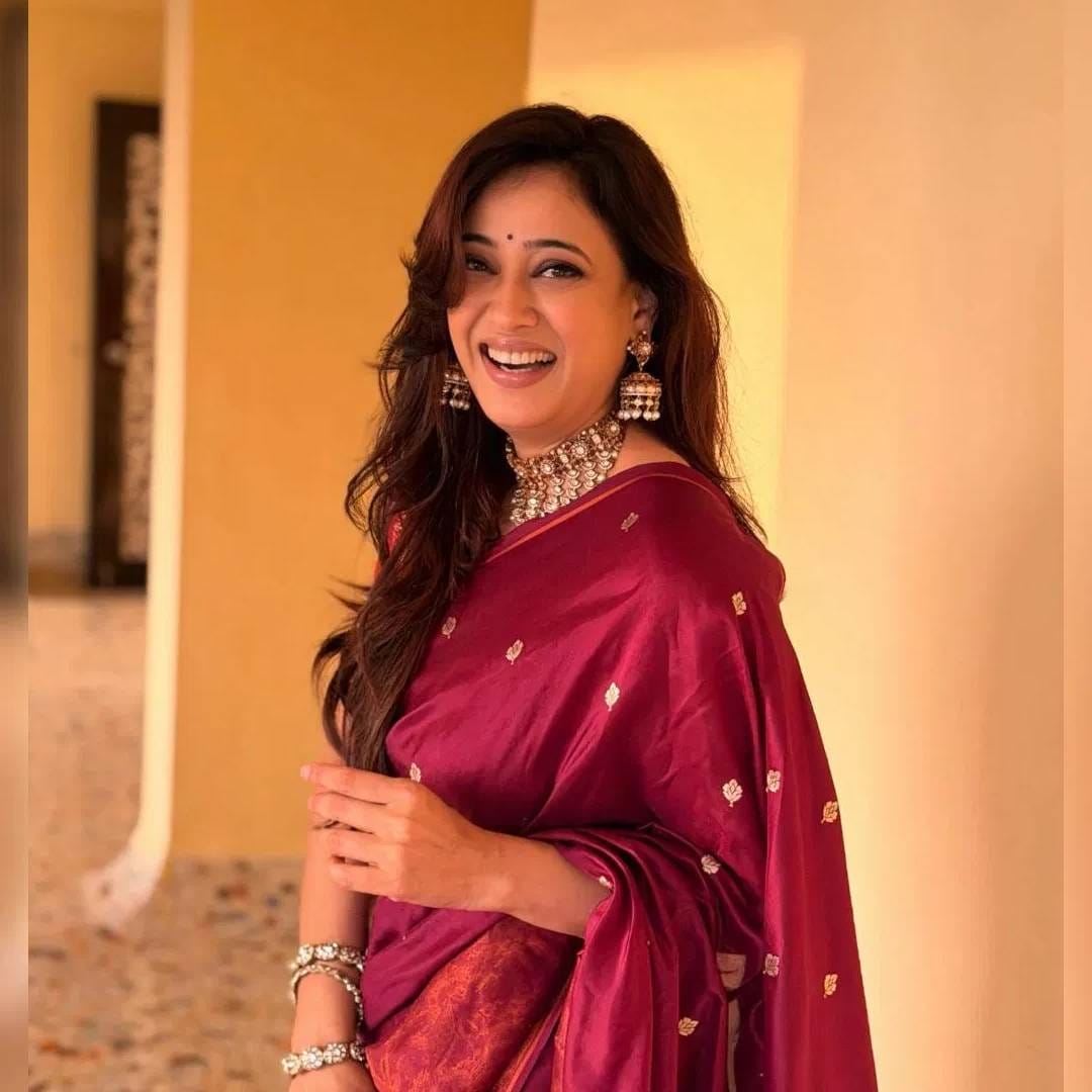 ज्वेलरी बद्दल बोलायचं झाल्यास साडीसोबत अभिनेत्रीने कुंदनचा सेट घातला आहे. यात बीड्स आहेत. लेयरवाला सेट साडीला कॉम्प्लिमेंट करतो. सेट सोबत हेवी झुमके घातले आहेत. जे तुम्ही दुसर्‍या कपड्यांसोबत सुद्धा पेयर करु शकता. 