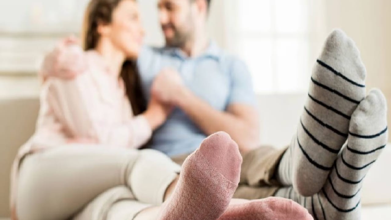 एक निष्ठावान जोडीदार नात्यात काहीही लपवत नाही. तो आपल्या भावना, विचार आणि आयुष्यातील गोष्टी प्रामाणिकपणे शेअर करतो. त्यामुळे नात्यात विश्वास अधिक मजबूत होतो.