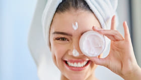 महागड्या स्किन केअर प्रोडक्टची गरज नाही, फक्त 'हे' 3 घटक लावा.