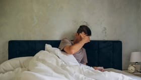 रात्री झोपताना नेमकं कोणत्या दिशेला डोकं असावं? जाणून घ्या