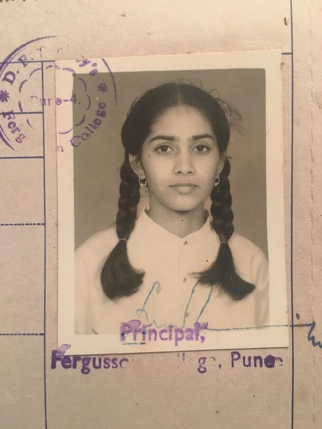 दोन वेण्यामध्ये दिसणारी ही अभिनेत्री कोण? पुण्यात होती कॉलेजला