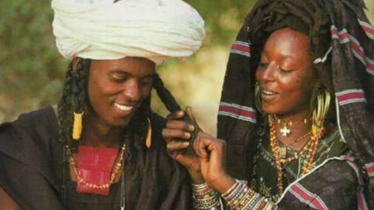 या परंपरेतील सर्वात वैशिष्ट्यपूर्ण बाब म्हणजे महिलांना आपल्या पसंतीचा जोडीदार निवडण्याचे पूर्ण स्वातंत्र्य दिले जाते. उत्सवादरम्यान एखाद्या महिलेला एखादा पुरुष आवडल्यास ती त्याला संकेत देते. त्यानंतर दोघे गुप्तपणे भेटतात.