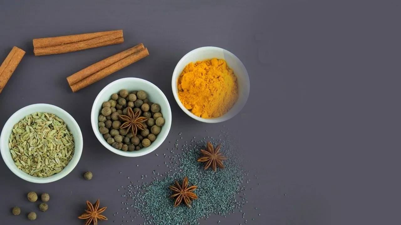 घरातील मसाले जास्त दिवस कसे टिकवायचे? जाणून घ्या साठवणीची योग्य पद्धत