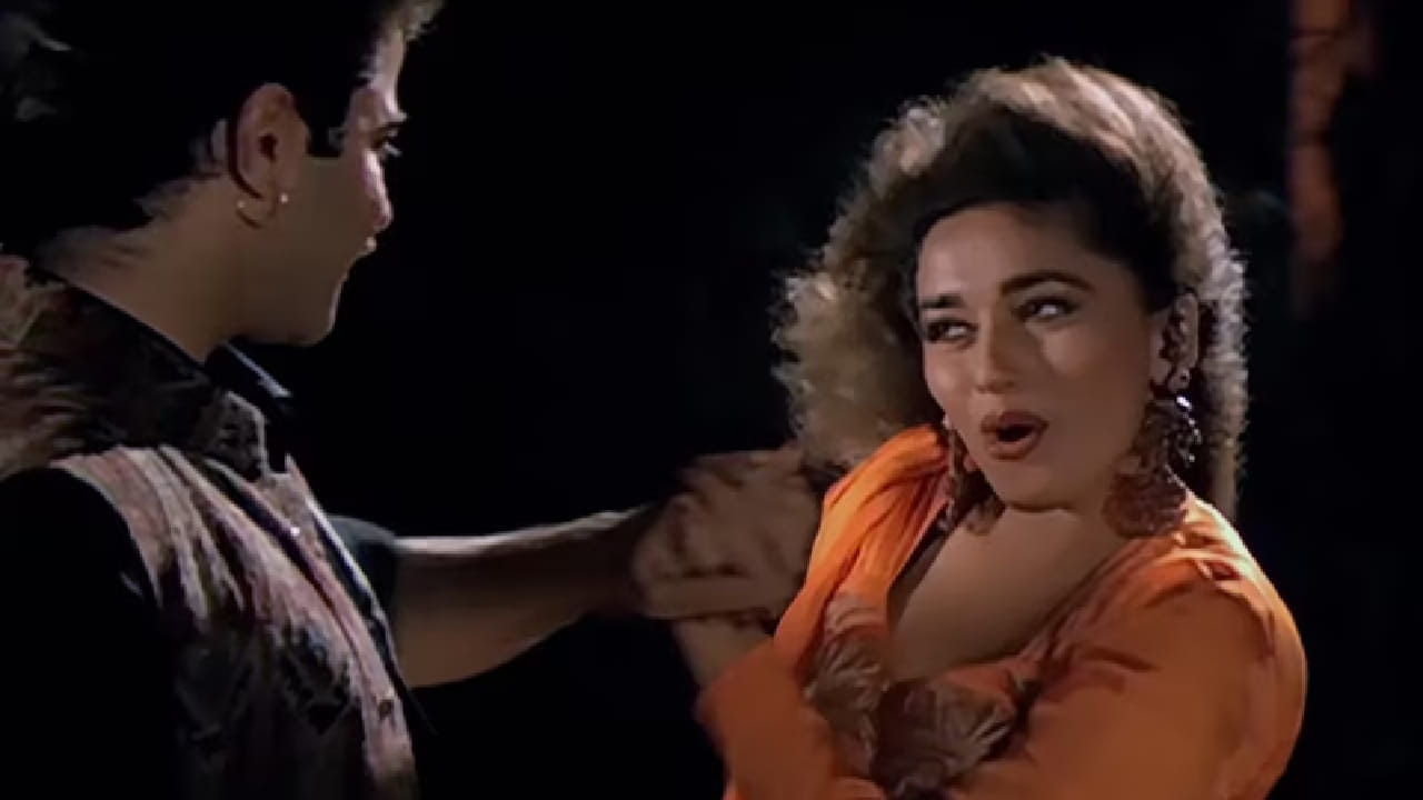 या चित्रपटाची कथा ‘राजा’ (अनिल कपूर) आणि ‘सरस्वती’ (माधुरी दीक्षित) यांच्या आयुष्याभोवती फिरते. आईच्या इच्छेनुसार राजा लग्न करतो पण त्यानंतर त्याची पत्नी सरस्वती सासू-सून वादात अडकते. कौटुंबिक नाट्य, भावना आणि संघर्ष यांचा उत्कृष्ट संगम या चित्रपटात पाहायला मिळतो. 