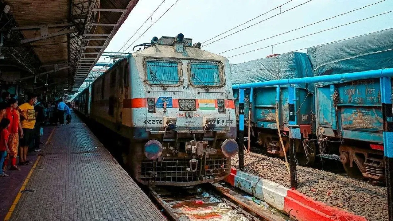 हावडा जंक्शनचा उल्लेख :  बंगालमधील हावडा जंक्शन हे भारतातील सर्वात मोठे रेल्वे स्टेशन आहे परंतु सर्वाधिक स्टेशन्सच्या बाबतीत उत्तर प्रदेश अव्वल आहे.