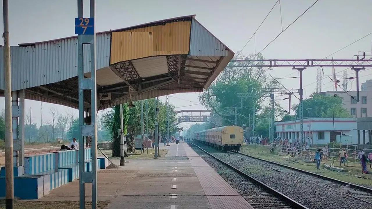 दररोज धावणाऱ्या गाड्या : या राज्यामधून दररोज हजारो प्रवासी आणि मालवाहू गाड्या ये-जा करतात ज्यामुळे हे राज्य भारतीय रेल्वेचे प्रमुख केंद्र बनले आहे.