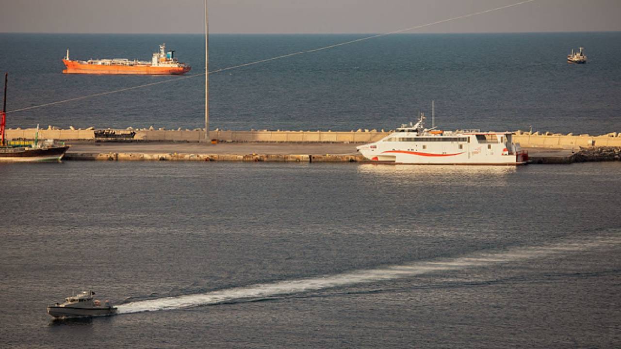 इराणने स्ट्रेट ऑफ हॉर्मुजमधील जलवाहतूक रोखून धरली असली तरी त्यांनी भारताला नेहमीच सकारात्मक प्रतिसाद दिला. भारताने कूटनितीक मार्गाने आवाहन केल्यानंतर इराणने हॉर्मुजमधून भारताच्या तेल आणि गॅल टँकर्स जलवाहतुकीची परवानगी दिली. Getty Images 