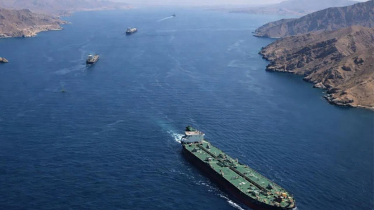 Strait of Hormuz : होर्मुज खाडीत भारतीय जहाजांवर पाकिस्तानी झेंडा? खळबळ, सरकारने स्पष्ट शब्दात.. Strait of Hormuz : होर्मुज खाडीत भारतीय जहाजांवर पाकिस्तानी झेंडा? खळबळ, सरकारने स्पष्ट शब्दात..
