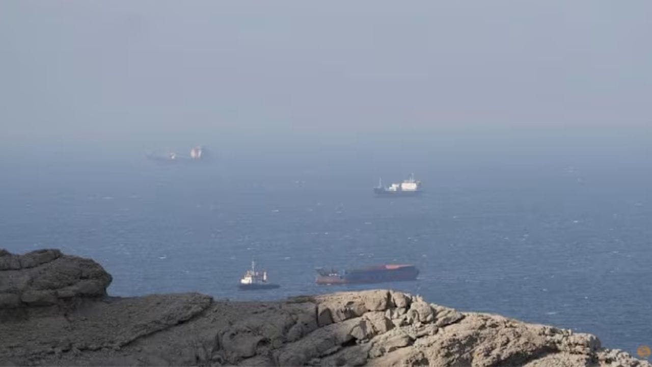 होर्मुज खाडीत तणाव वाढला आहे. होर्मुज खाडी इराणकडून पूर्णपणे बंद करण्यात आली. होर्मुज खाडी बंद असल्याने एलपीजी गॅसची मोठी समस्या निर्माण झाली. खामेनेईच्या आदेशानेच होर्मुज खुला केला जाईल, असे इराणकडून सांगण्यात आले. 