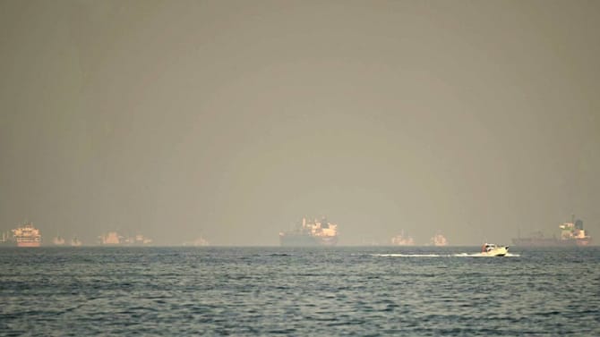 पुढील 24-48 तास धोक्याची, भारताची धाकधुक वाढली, थेट 15 जहाजे..