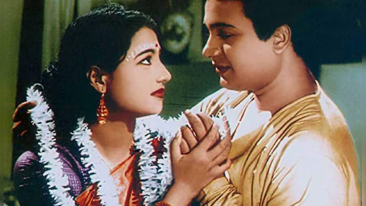 हिंदी चित्रपटसृष्टीतही त्यांच्या अभिनयाचे प्रचंड कौतुक झाले. त्यांच्या सौंदर्यामुळे, अभिनयकौशल्यामुळे आणि स्क्रीन प्रेझेन्समुळे त्या त्या काळातील सर्वात मोठ्या अभिनेत्रींपैकी एक बनल्या होत्या. इतकेच नाही तर त्या नायकांपेक्षाही अधिक मानधन घेणाऱ्या अभिनेत्रींपैकी एक होत्या.