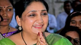 काँग्रेस सोडणार बारामतीवरचा दावा? सुनेत्रा पवारांचा तिसऱ्यांदा फोन.