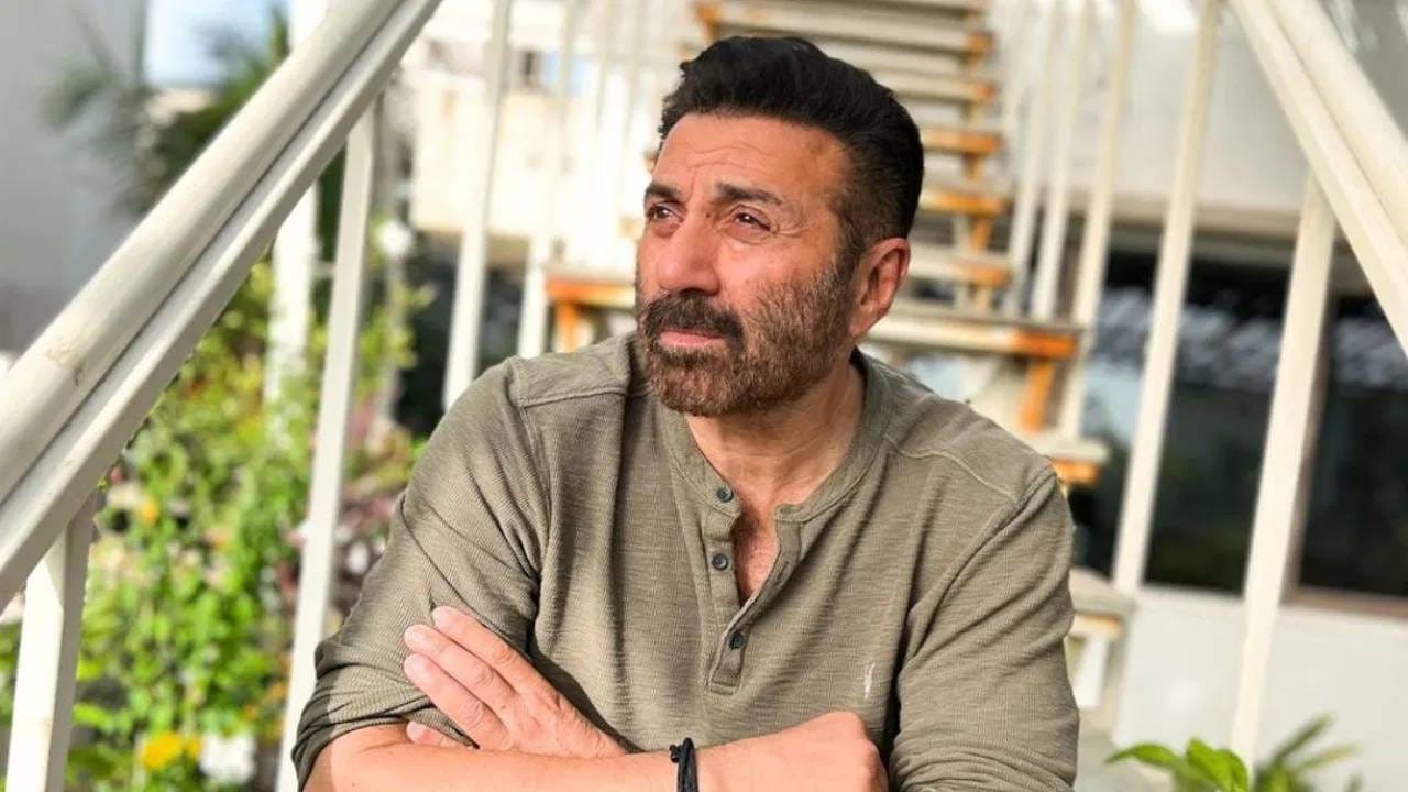 सनी देओलचा 'अर्जुन' चित्रपट आजपासून बरोबर 41 वर्षांपूर्वी 20 एप्रिल 1985 रोजी थिएटरमध्ये रिलीज झालेला. राहुल रावैल दिग्दर्शित हा Action ड्रामा चित्रपट सनी देओलचा 'बेताब' नंतरचा दुसरा हिट चित्रपट होता. या सिनेमाने सनी देओलला Action हिरो म्हणून ओळख मिळवून दिली. 