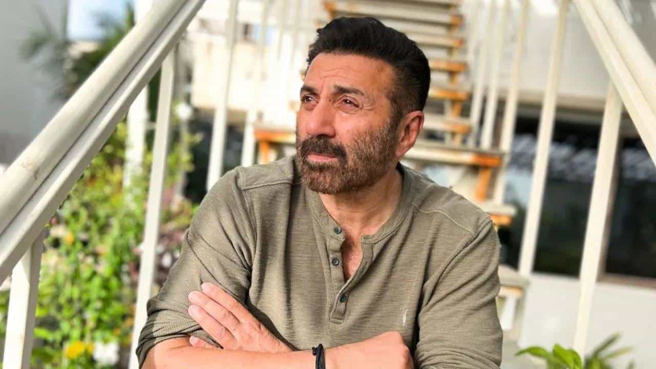 सनी देओलचा 'अर्जुन' चित्रपट आजपासून बरोबर 41 वर्षांपूर्वी 20 एप्रिल 1985 रोजी थिएटरमध्ये रिलीज झालेला. राहुल रावैल दिग्दर्शित हा Action ड्रामा चित्रपट सनी देओलचा 'बेताब' नंतरचा दुसरा हिट चित्रपट होता. या सिनेमाने सनी देओलला Action हिरो म्हणून ओळख मिळवून दिली.