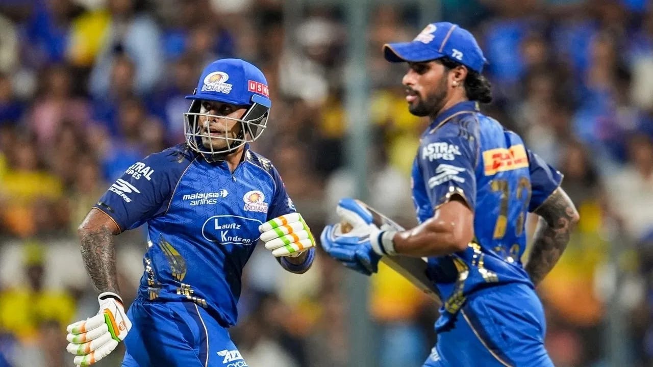 मुंबईचा डाव हा 104 धावांवर आटोपला. मुंबईची ही चेन्नई विरुद्धची सर्वात निच्चांकी धावसंख्या ठरली. तसेच मुंबई वानखेडेत चेन्नई विरुद्ध पहिल्यांदाच  ऑलआऊट झाली. (Photo Credit: PTI)