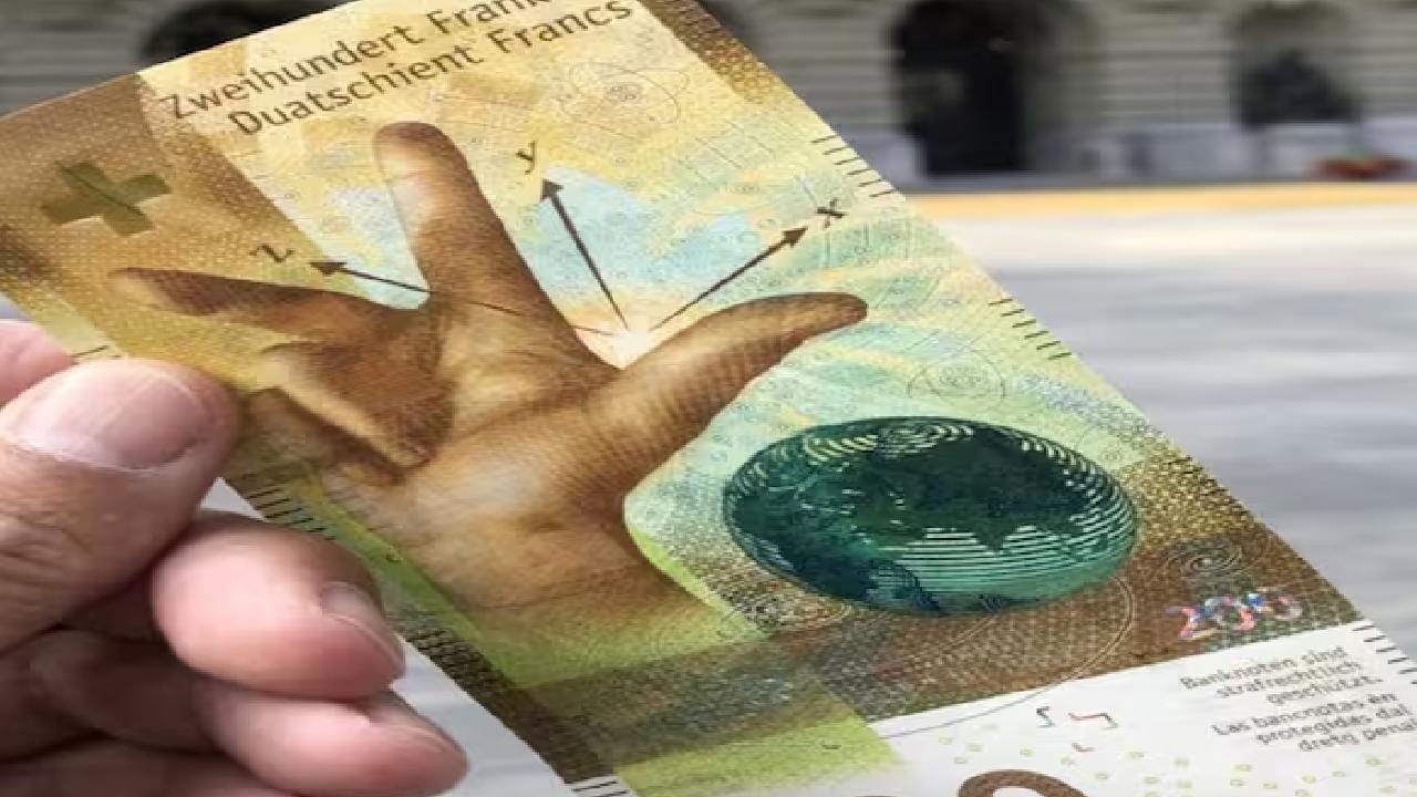 स्वित्झर्लंडची ही नोट फिक्कट रंगाची आहे. तिच्या समोरील बाजूस एक हात दिसतो. त्यामधील तीन बोटं तीन डायमेन्शनकडे इशारा करतात. ते एका मोठ्या जमिनीच्या तुकडा दर्शवतात. ही एक वेगळी नोट या यादीत समाविष्ट आहे. 