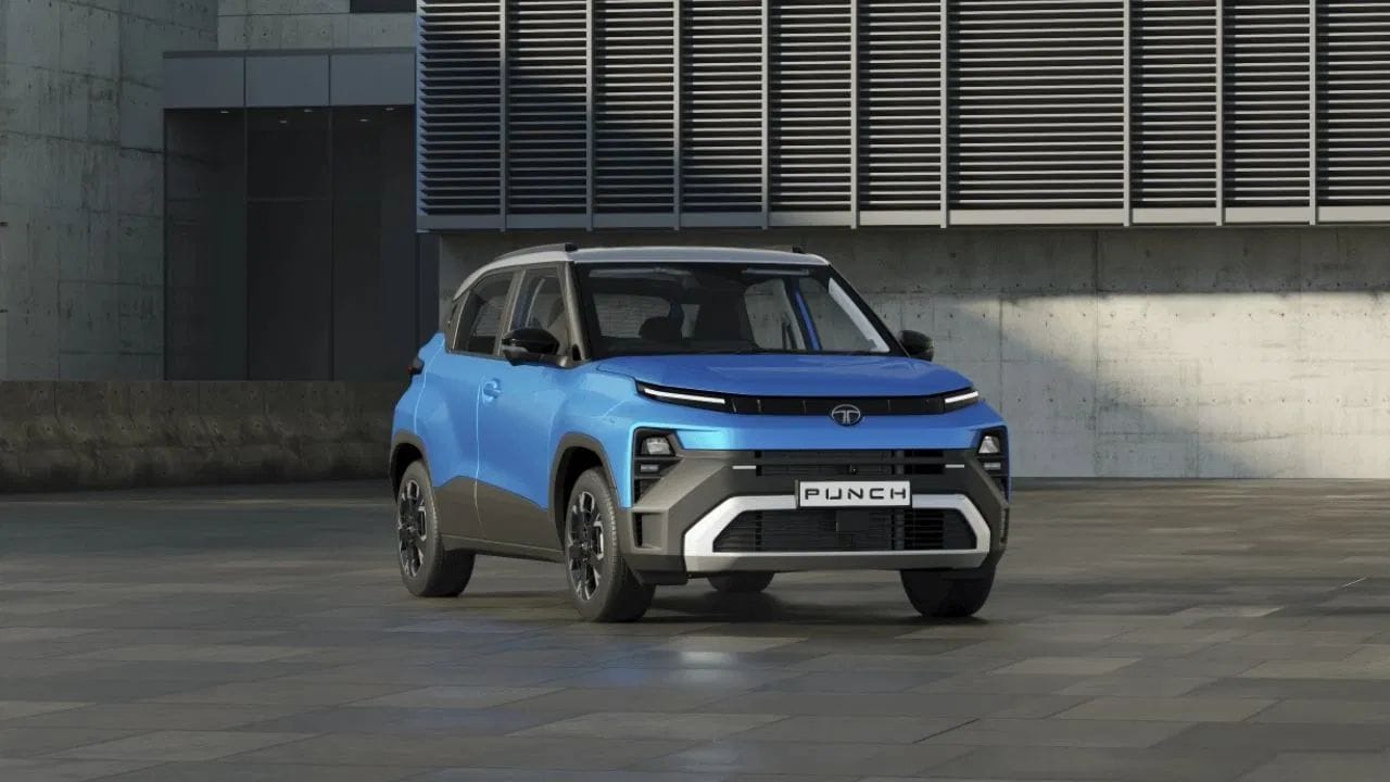 टाटा पंचच्या प्योर+एस ट्रिममध्ये सनरूफची सुविधा मिळत असून हीची सुरुवातीची किंमत 7.35 लाख रुपये आहे. यात सिंगल-पॅनल इलेक्ट्रिक सनरूफ,8 इंचाचा टचस्क्रीन इंफोटेन्मेंट सिस्टीम, चार स्पिकर, स्टँडर्ड सहा एअरबॅग, EBD सोबत ABS आणि ISOFIX चाईल्ड सिट माउंट्स देण्यात आले आहेत. 1.2 लिटर पेट्रोल इंजिन सोबत ही सुमारे 18-20 किमी प्रति लिटरचे मायलेज देते.