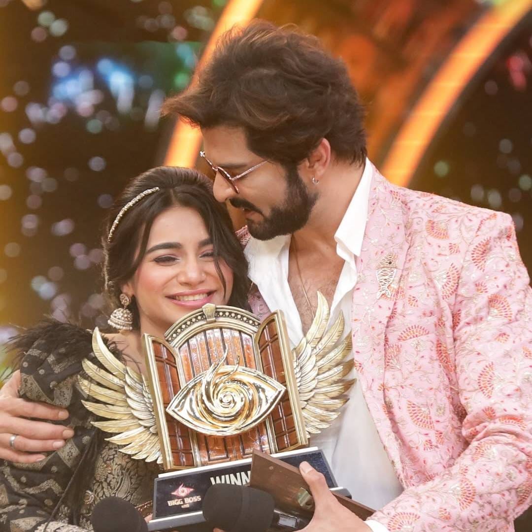 'लक्ष्मी निवास' या मालिकेतून घराघरात पोहोचलेली अभिनेत्री तन्वी कोलतेनं 'बिग बॉस मराठी'च्या सहाव्या सिझनमध्ये भाग घेतला आणि आपल्या दमदार खेळीने तिने हा सिझन जिंकला. राकेश बापट विशाल कोटियन यांसारख्या तगड्या स्पर्धकांना मात देत तन्वीने ट्रॉफीवर आपलं नाव कोरलं. या विजयानंतर तन्वीचा चाहतावर्ग आणखीनच वाढला आहे. 
