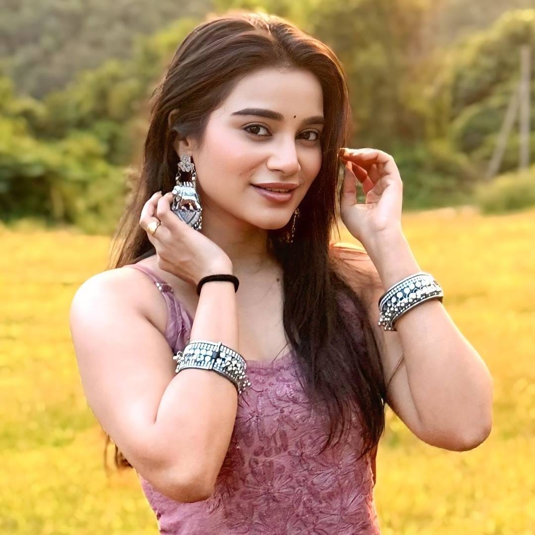 टेलिव्हिजन इंडस्ट्रीत पदार्पण करण्यापूर्वी तिने विविध सौंदर्यस्पर्धांमध्ये भाग घेतला होता. 'मिस रत्नागिरी 2018', 'मिस गोवा 2020' हे किताब तिने पटकावले आहेत. त्यानंतर 'लक्ष्मी निवास' या मालिकेमुळे ती घराघरात पोहोचली. तन्वीने विविध मराठी म्युझिक व्हिडीओंमध्येही काम केलं आहे. 
