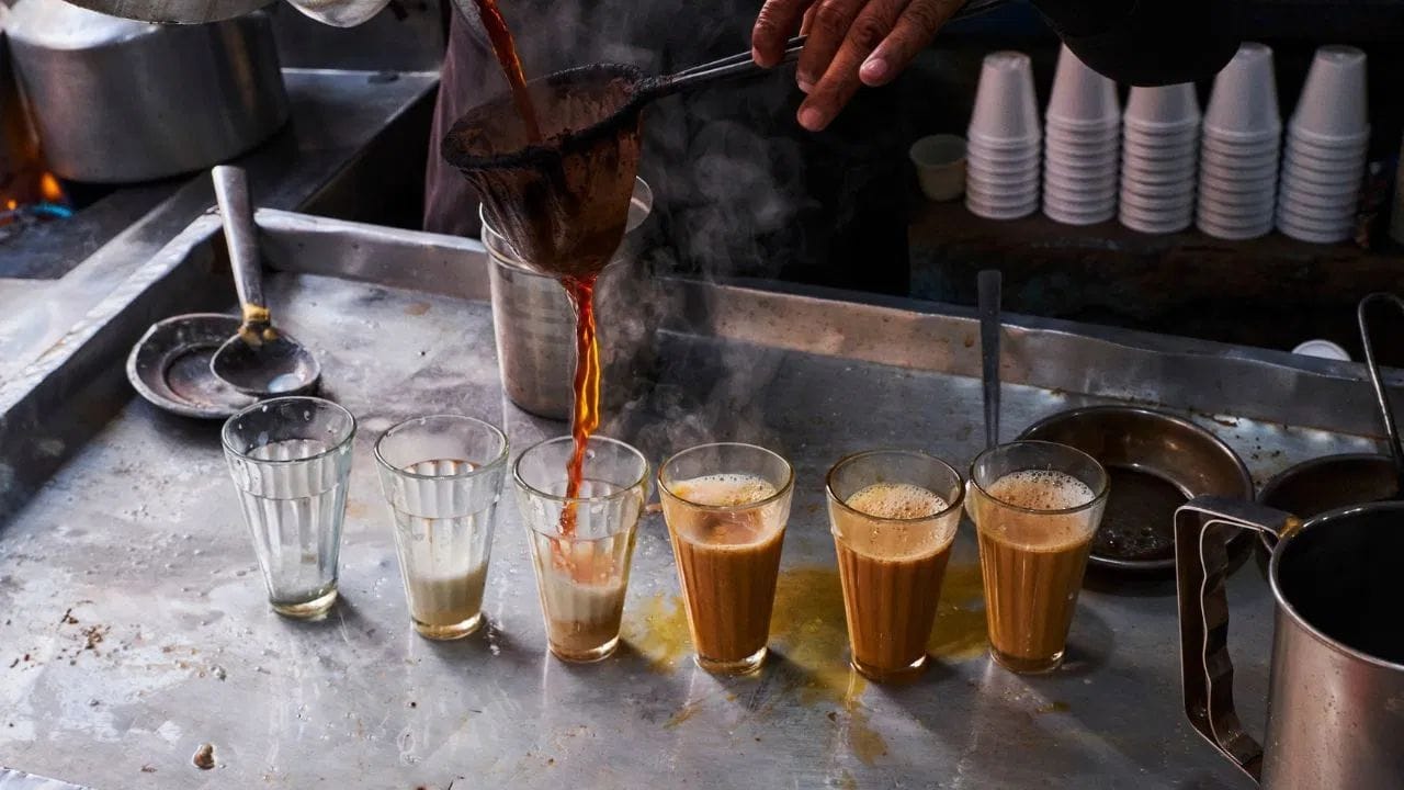 अनेकदा वडीलधारी मंडळी चहावर पाणी पिण्यास मनाई करतात. पण त्यामागची ठोस कारण सांगत नाही. चहा प्यायल्यानंतर लगेच पाणी प्यायल्याने शरीरावर काय परिणाम होतात, याबद्दल आपण जाणून घेऊया. 