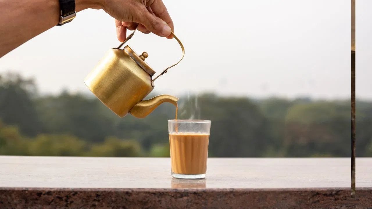 चहामध्ये कॅफिन आणि टॅनिन असते. चहा प्यायल्यानंतर लगेच पाणी प्यायल्याने पोटातील पाचक रसांची तीव्रता कमी होते. यामुळे अन्नाचे पचन नीट होत नाही. तसेच ॲसिडिटी, गॅस किंवा पोट फुगणे यांसारख्या तक्रारी सुरू होतात.