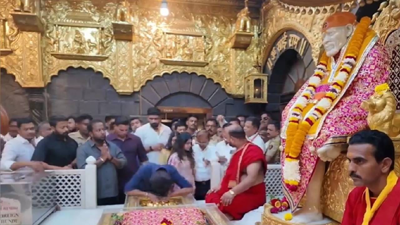 विजय थलपतीचे आगमन होताच चाहत्यांकडून जोरदार घोषणाबाजी करण्यात आली. चाहते आणि भाविकांच्या मोठ्या गराड्यामुळे कडक सुरक्षा व्यवस्थेत त्याला साई मंदिरात नेण्यात आले.