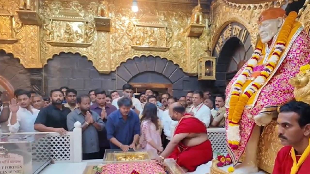 विशेष म्हणजे, मोठी गर्दी असूनही विजयने काही भाविकांना नमस्कार करत आपला साधेपणा जपल्याचे पाहायला मिळाले.