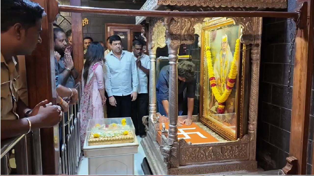 विजय थलपतीने सर्वप्रथम द्वारकामाई मंदिराचे दर्शन घेतले, त्यानंतर साई समाधीवर माथा टेकवत प्रार्थना केली. काही वेळ समाधीस्थळी थांबत त्याने साईबाबांचे दर्शन घेतले आणि ध्यानमंदिरात काही क्षण ध्यान करत नामस्मरणही केले.