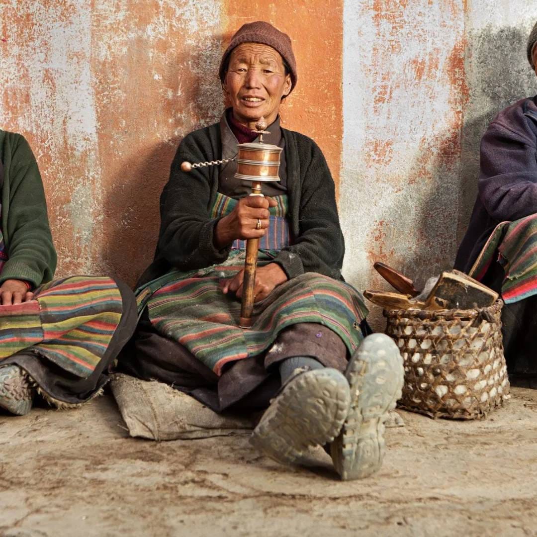 उत्तराखंडच्या या खोऱ्याला मिनी तिबेट सुद्धा म्हटलं जातं. या लोकेशवर जवळपास 5 हजार तिबेटी लोक राहतात. इथे गेल्यानंतर तुम्हाला तिबेटी संस्कृती जवळून अनुभवता येईल. 