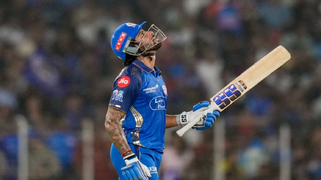 तिलक वर्माची मैदानावर बॅट अशी काही तळपली की सगळेच हैराण झाले. खरं म्हणजे तिलकने स्लो स्टार्ट केली होती. एका स्टेजवर तो 22 चेंडूत 19 धावांवर खेळत होता. त्यावेळी कॅप्टन हार्दिक पंड्यासोबत त्याचं बोलणं झालं. यावेळी हार्दिक त्याला असं काही बोलला की, तिलक अंगात वादळ आल्यासारखा खेळला.  Getty Images