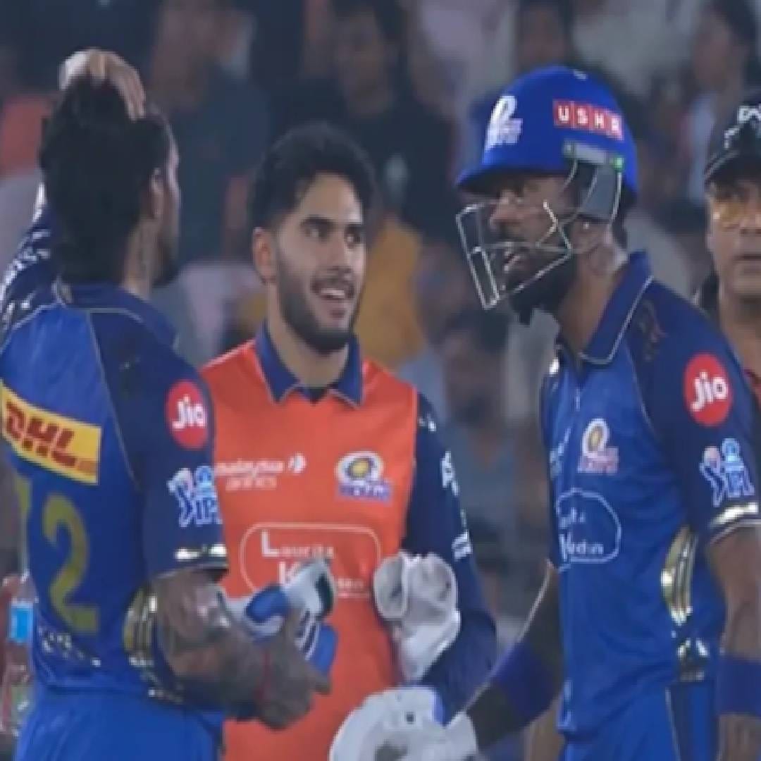 मुंबईची इनिंग सुरु असताना 14 व्या ओव्हरमध्ये तिलक वर्मा 19 धावांवर खेळत होता. त्यावेळी कॅप्टन हार्दिक पंड्या त्याच्याजवळ गेला व काहीतरी बोलला. हार्दिक त्याला काय बोलला हे माहित नाही. 