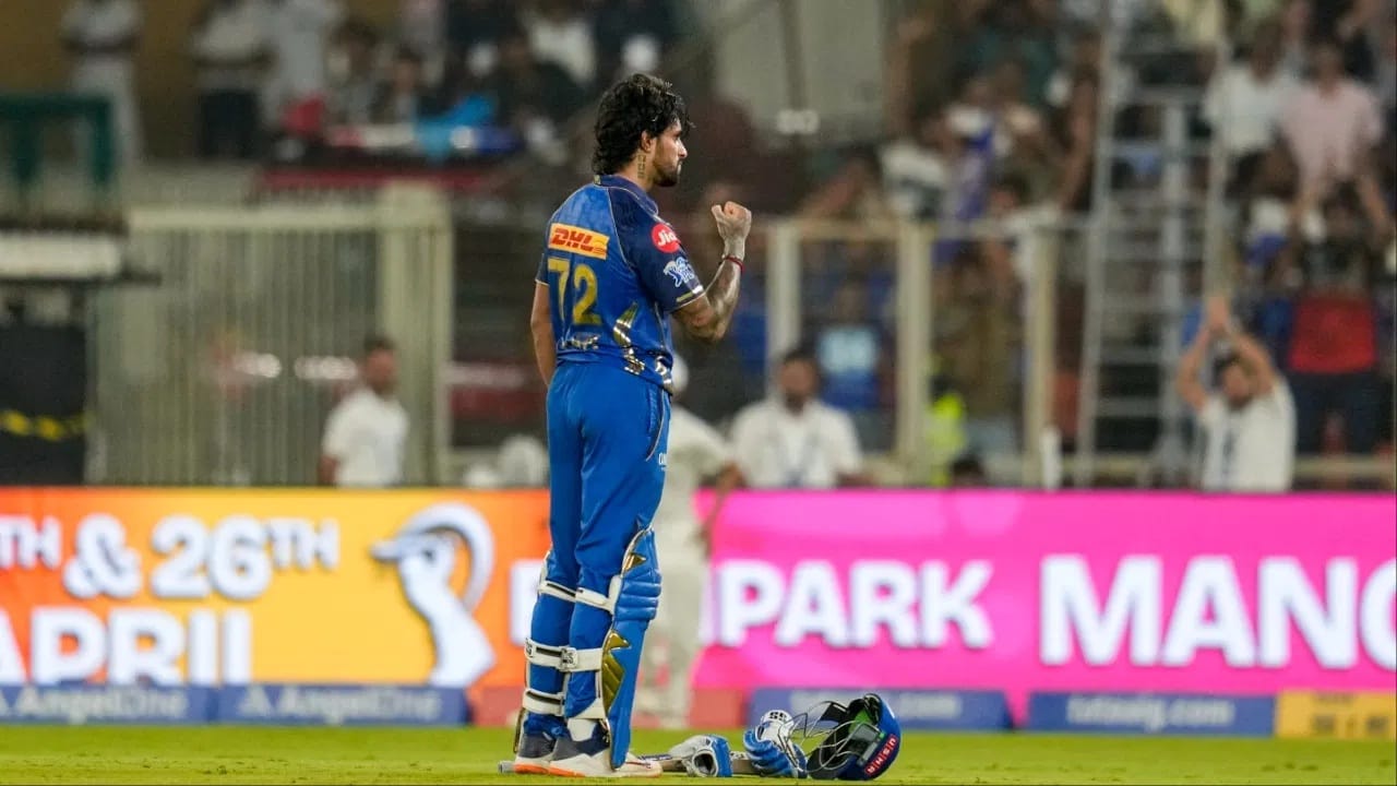 तिलकला या नाबाद शतकी खेळीसाठी 'मॅन ऑफ द मॅच' पुरस्काराने गौरवण्यात आलं. तिलकची आयपीएल स्पर्धेत सामनावीर पुरस्कार जिंकण्याची पहिलीच वेळ ठरली. (Photo Credit: PTI)