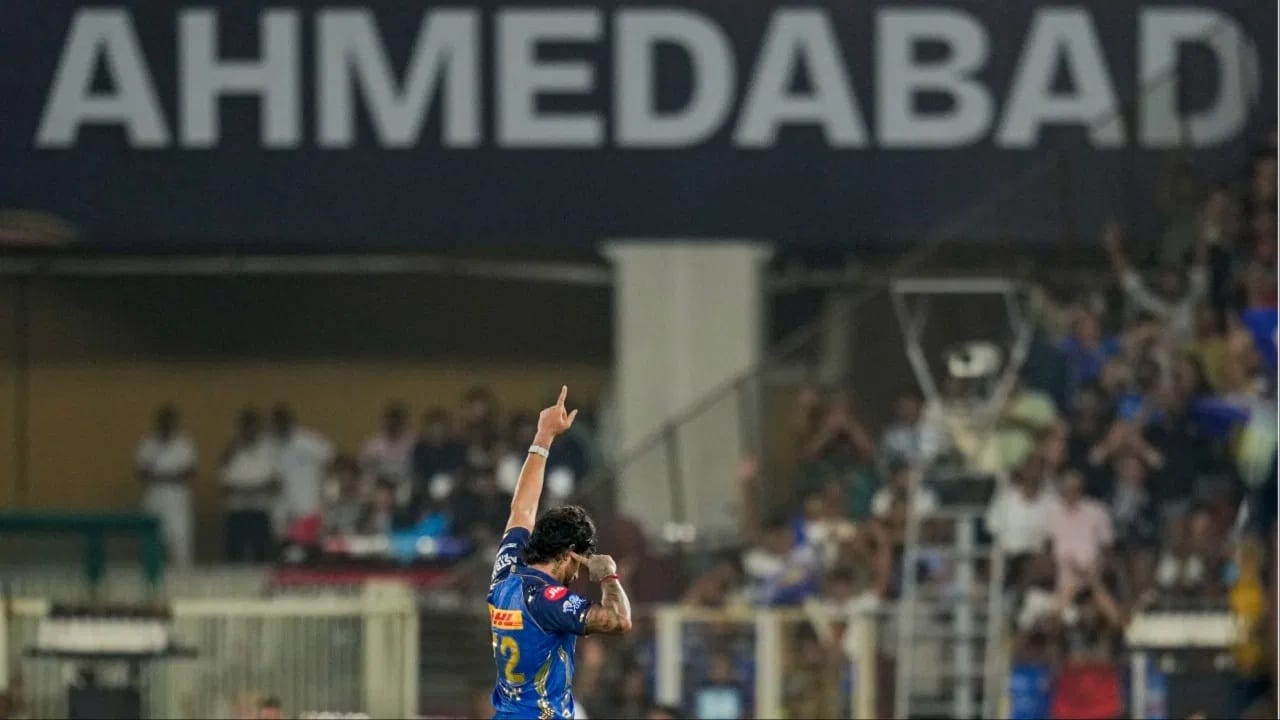 मुंबईने गुजरातला 99 धावांनी पराभूत करत 19 व्या मोसमातील आपला दुसरा सामना जिंकला. मुंबईचा हा गुजरात विरुद्धचा अहमदाबादमधील पहिलावहिला तर एकूण दुसरा विजय ठरला. (Photo Credit: PTI)