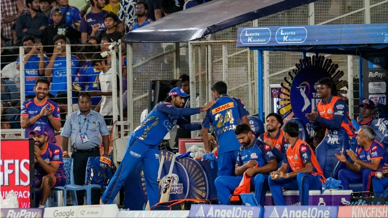 आयपीएल स्पर्धेच्या 19 व्या मोसमात सोमवारी 20 एप्रिलपर्यंत 30 सामने खेळवण्यात आले. या 30 व्या सामन्यात गुजरात टायटन्स विरुद्ध मुंबई इंडियन्स आमनेसामने होते. मुंबईच्या या विजयाची काही खास वैशिष्ट्य आहेत. त्यापैकी काही वैशिष्ट्य ही तिलक वर्मा याच्याशी संबंधित आहेत. (Photo Credit: PTI) 