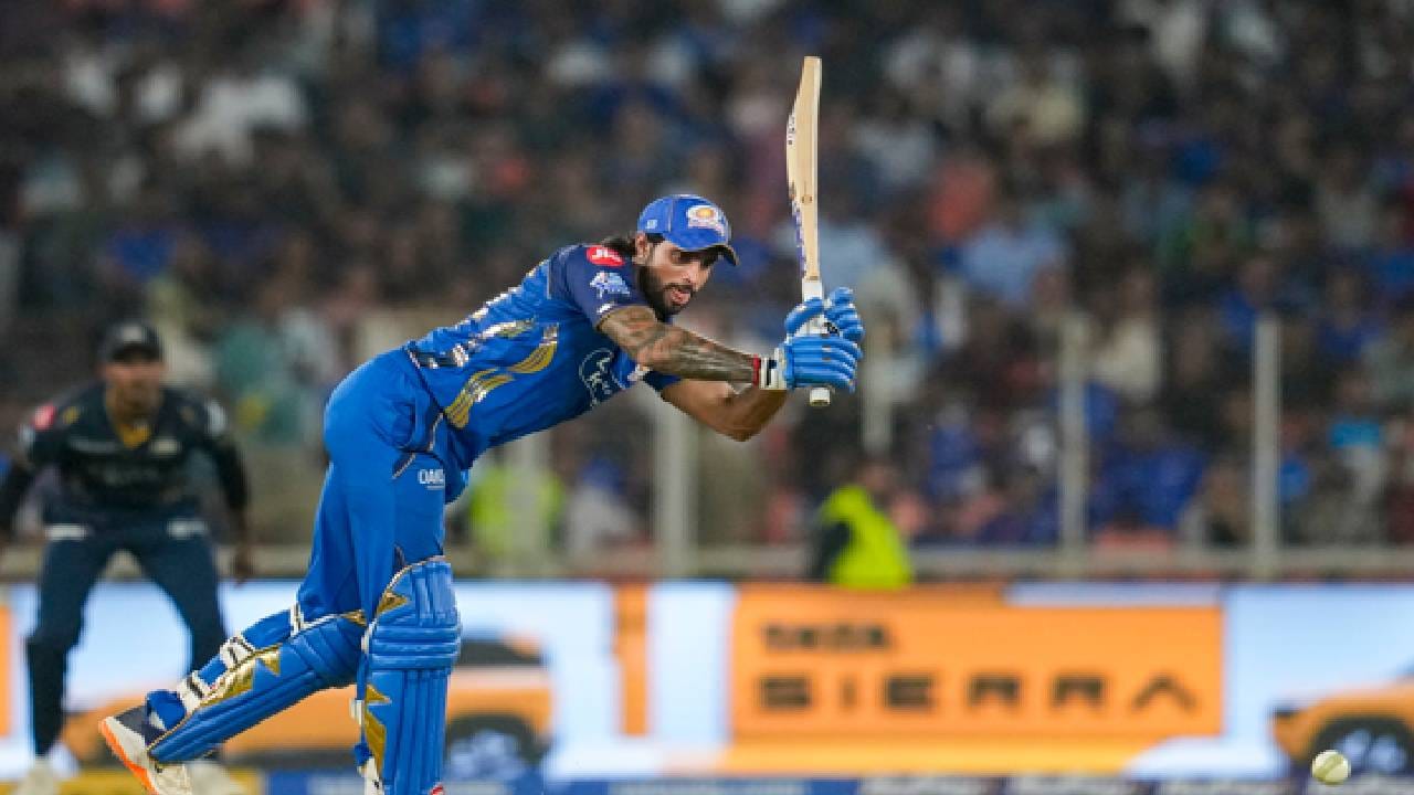 "मी म्हटलं ओके, शांत राहा. फक्त बघ. मी टीमसाठी करुन दाखवतो" त्यानंतर तिलकने त्याचे शब्द खरे करुन दाखवले. गुजरातच्या गोलंदाजांना झोडून काढलं. सामना संपल्यानंतर तिलक वर्माने दोघांमध्ये जे बोलणं झालं, त्या बद्दल हा खुलासा केला. Getty Images