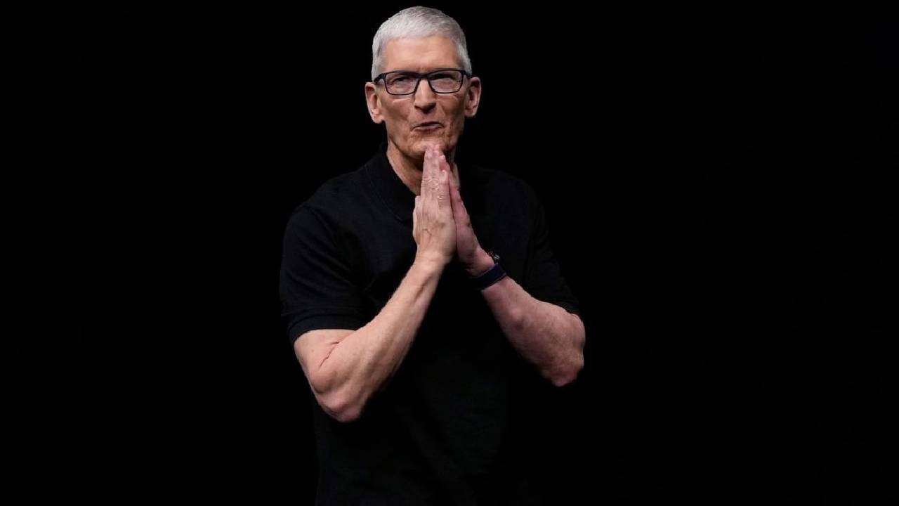  वर्ष 2011 मध्ये Steve Jobs यांनी प्रमुख पद सोडल्याने  कुक CEO झाले. त्यांच्या नेतृत्वात Apple ने नवीन उत्पादनं बाजारात आणली. त्यांचे मूल्य बाजारात जवळपास 4 ट्रिलियन डॉलरपर्यंत पोहचले. कुक यांनी चीनला ॲप्पलचे उत्पादन हब केले. तिथे Foxconn सारख्या कंपन्यांच्या माध्यमातून  iPhone तयार करण्यात येतात. 