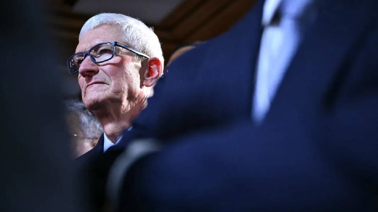 टिम कुक यांच्या जवळ ॲप्पलचे  30 लाखांहून अधिक शेअर आहे. कंपनीत त्यांचा वाटा एक टक्क्यांहून कमी आहे. त्यांनी गेल्या काही वर्षात 1 अब्ज डॉलरहून अधिक शेअरची विक्री केली आहे. 2005  मध्ये ते  Nike Inc. च्या मंडळात सहभागी झाले. 