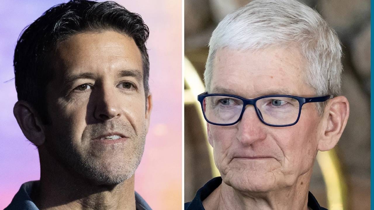 टिम कुक यांनी 1998 मध्ये  Apple Inc. कंपनीत नोकरी सुरू केली. हळूहळू ते COO पदावर आले. त्यांनी पुरवठा साखळी मजबूत केली.  Apple चे CEO पद मिळणे हा त्यांच्यासाठी सर्वात मोठा सन्मान होता असे ते म्हणाले. कंपनीचे नेतृत्व करण्याची संधी मिळाली ही मोठी बाब असल्याचे ते म्हणाले 