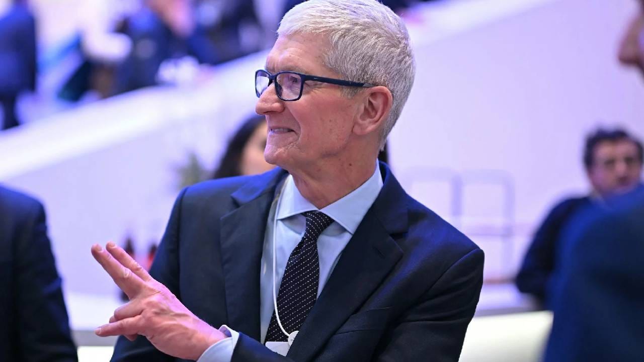 टिम कुक CEO झाल्यानंतर ते ॲप्पल कंपनीचे जगभरातील प्रकल्पाचे वरिष्ठ उपाध्यक्ष होते. त्यावेळी त्यांचा पगार जवळपास   5 लाख डॉलर वार्षिक होता. वर्ष   2011 मध्ये CEO झाल्यावर त्यांचा पगार वाढून जवळपास 9 लाख डॉलर वार्षिक झाला. 