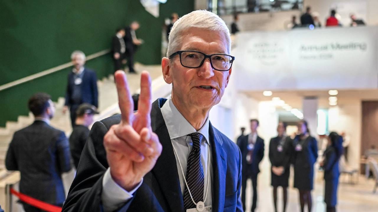Tim Cook Networth: जगभरातील बड्या कंपन्यांपैकी ॲप्पल ही एक कंपनी आहे. या कंपनीने घोषणा केली आहे की, टिम कूक सप्टेंबर 2026 मध्ये CEO पद सोडतील. त्यांच्या जागी कंपनीचे वरिष्ठ अधिकारी जॉन टर्नस (John Ternus) येतील.  65 वर्षीय टिम कुक CEO पद सोडल्यानंतर कंपनी बोर्डाचे कार्यकारी अध्यक्ष होतील.