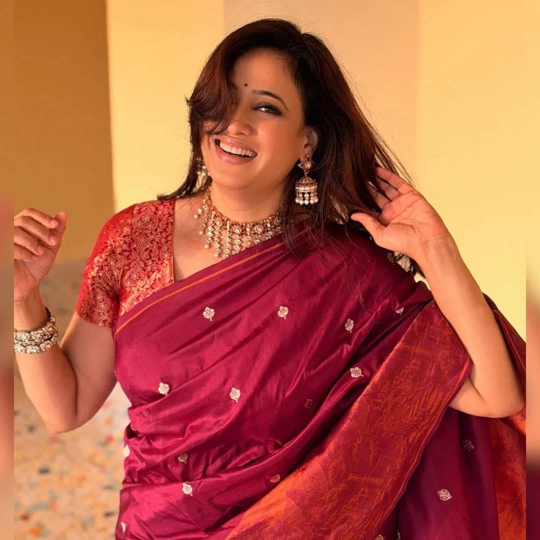 साडी सोबत श्वेता तिवारीने बनारसी फॅब्रिकचा ब्लाऊज पेअर केला आहे. त्यावर बारीक डिझाईन असून स्टोन आहेत. पार्टी वियर लूक याला आहे. साडी आणि ब्लाऊजचं कॉम्बिनेशन खूप मस्त वाटतं. 