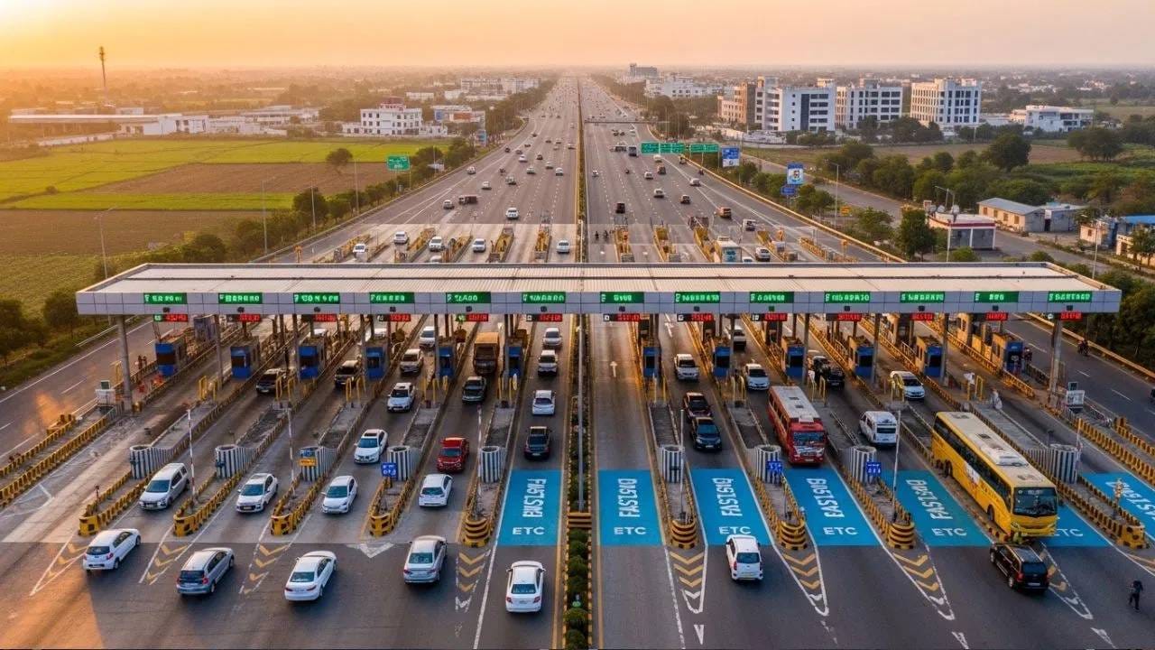 हायवेवरून प्रवास करताना आपल्याला अनेकदा टोल भरावा लागतो. त्याची एक पावतीही मिळते. मात्र टोल प्लाझाची पावती ही केवळ टोल भरल्याचा पुरावा नाही, तर महामार्गावर उपलब्ध असलेल्या काही महत्त्वाच्या सुविधांचा लाभ घेण्यासाठीही अतिशय उपयोगी ठरू शकते. बऱ्याच लोकांना याची जाणीव नसते. आजच हे उपाय जाणून घ्या, आणि पुढल्या वेळेस प्रवास पूर्ण होईपर्यंत टोलची पावती फेकून देऊ नका.  ( All Photo Credits: AI Generated )